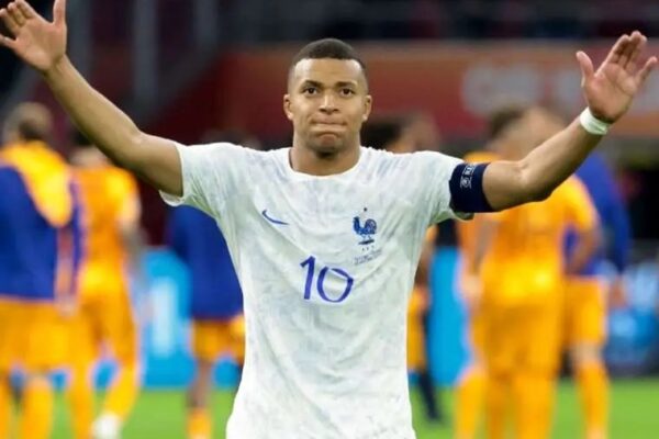 MBAPPÉ GANÓ EL TROFEO A MEJOR JUGADOR FRANCÉS 2023-2024
