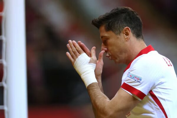 LEWANDOWSKI RENUNCIA A JUGAR CON POLONIA MIENTRAS SIGA EL ENTRENADOR