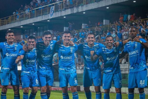 BLOOMING QUIERE TEÑIR DE CELESTE A MONTERO